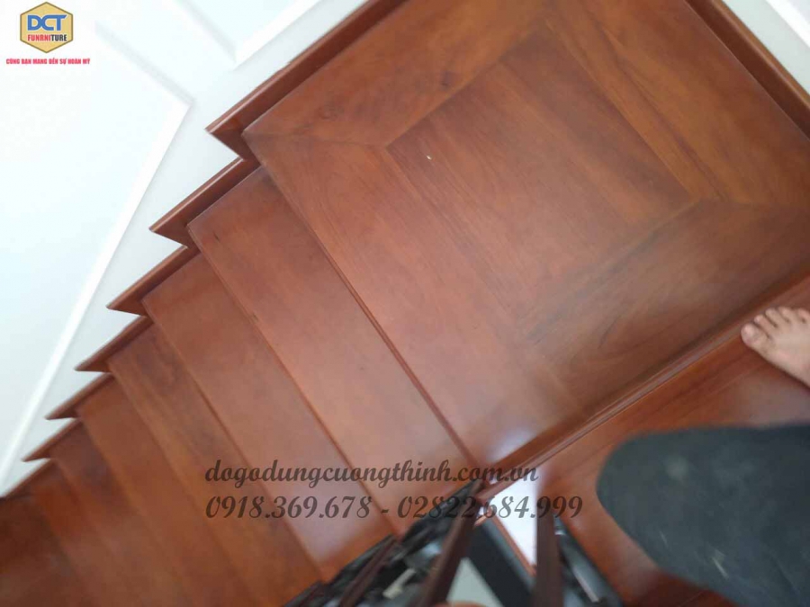 cầu thang gỗ kết hợp sắt